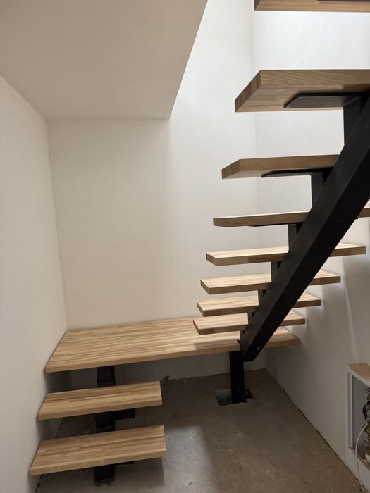 Scari interioare cu trepte de lemn