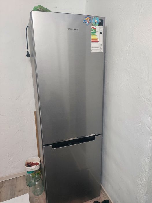 Продам холодильник Самсунг  очень в отличном состоянии  пользовались