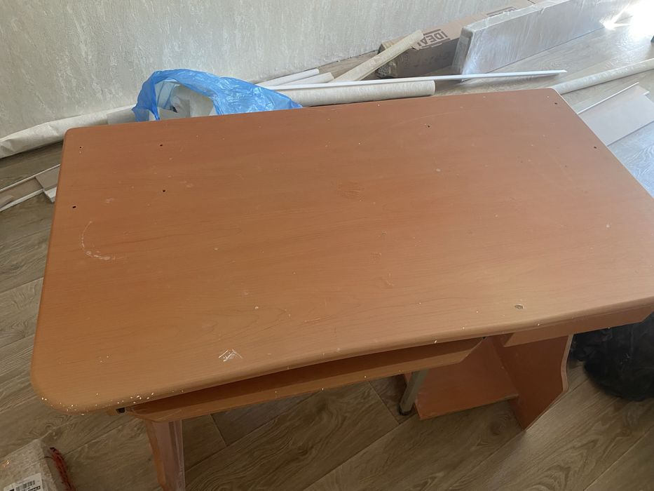 Продам стол с полками
