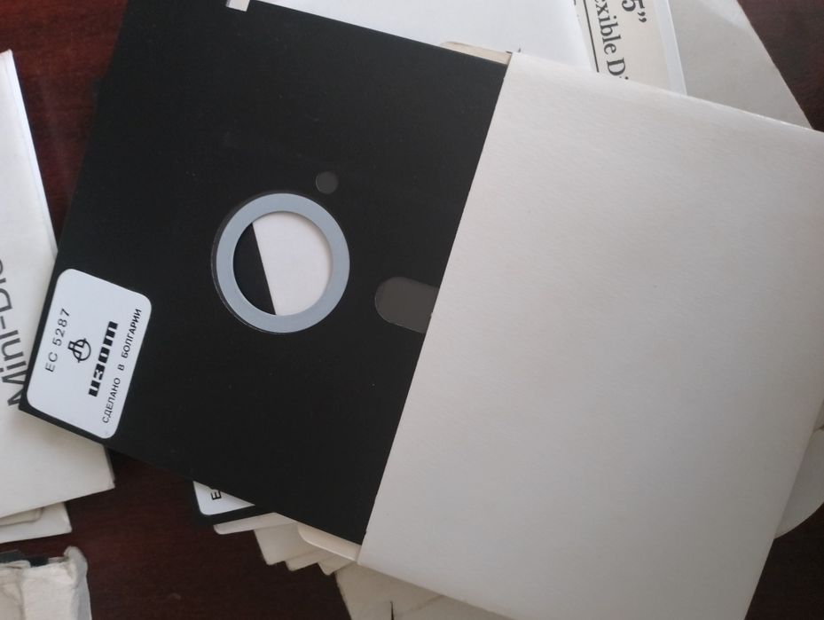 Дискети 5,25 инча. Нови и със програми.