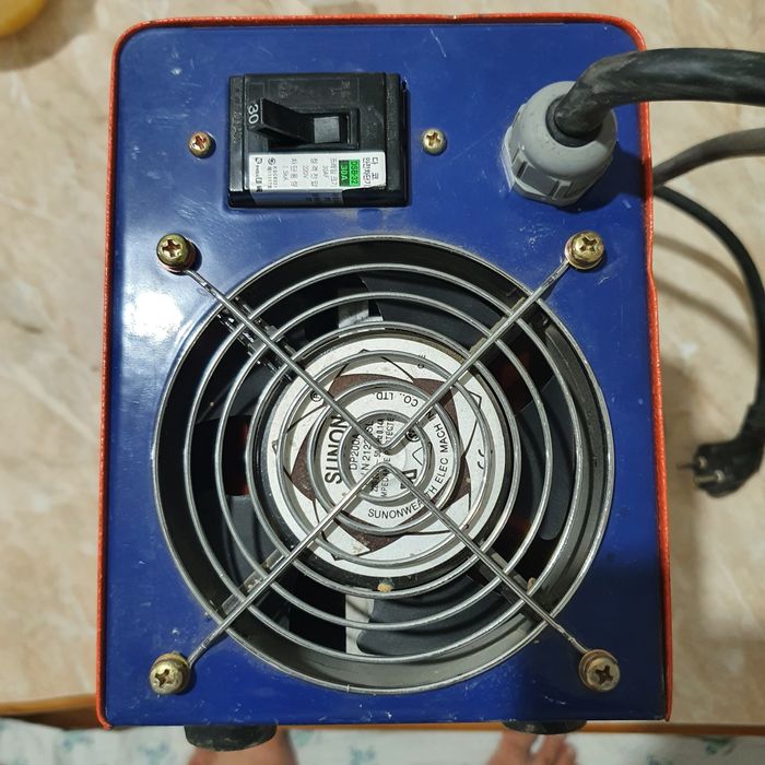 Продаётся  компактный сварочный  аппарат .