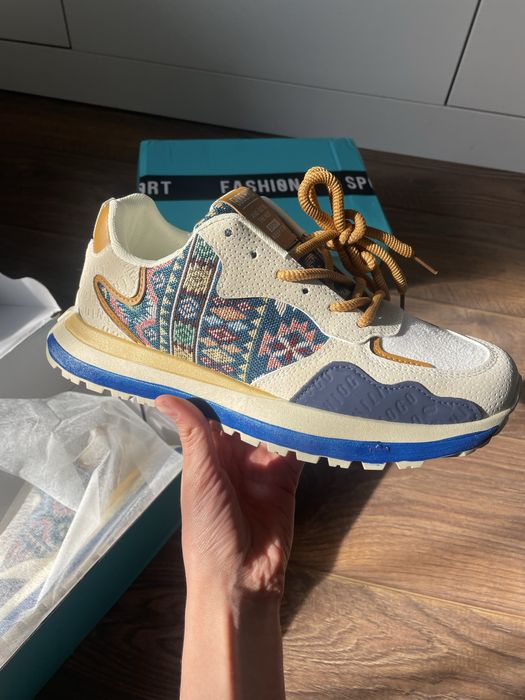 Продам кроссовки в этническом стиле