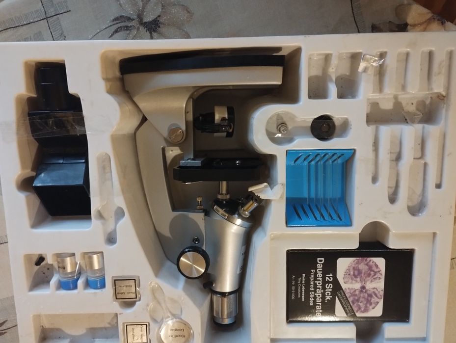 Метален микроскоп с проби и стъкълца