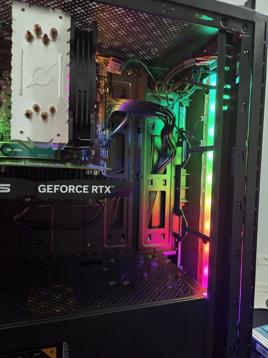 PC Gaming complet  Stare impecabilă(mic defect la sita de praf, si pc ul are stickere pe el.. dar se pot da jos)