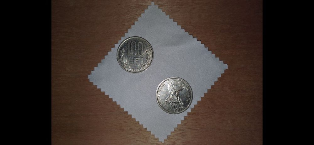 Vând 2 monede de 100 lei