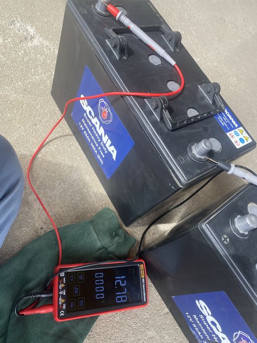 Vand doua baterii 12v