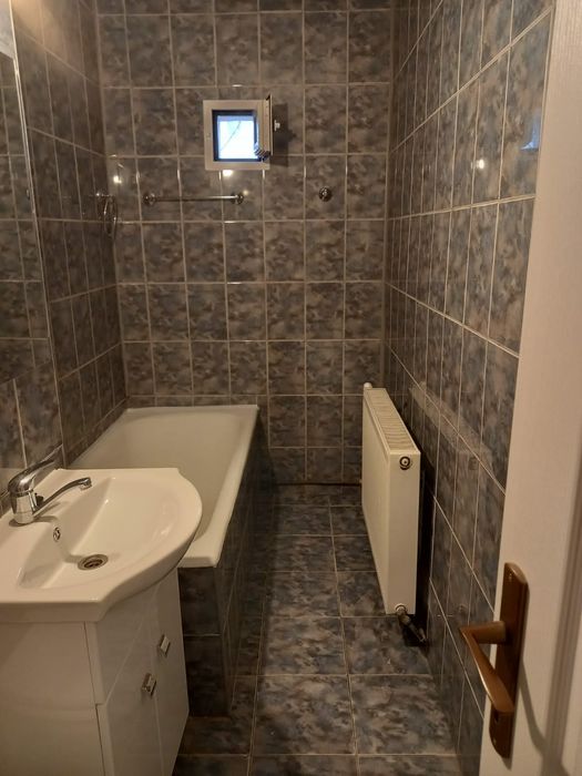 PROPRIETAR, închiriez garsonieră situată pe str.Mioriței, Bacău, mobilată, utilată complet, renovată, cu suprafata utilă de 38m², parter.