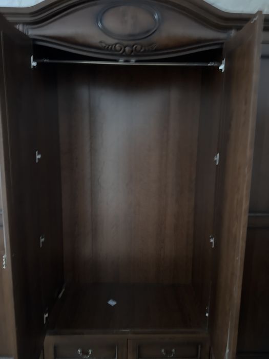 Шкаф деревянный.