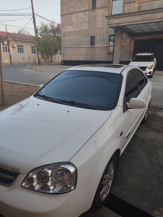 Shevralet lasetti 1,8 avtomat 3-pazitsya sotiladi. Rangi oq.