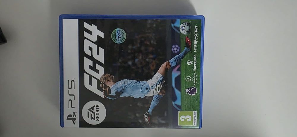 Vând PS5 cu 2 controller si câteva jocuri