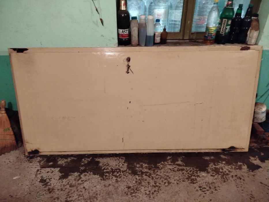 Метална врата с метална каса.Секретен патрон.Размери на касата-198/91,