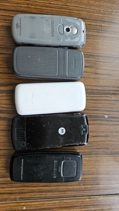 Продавам стари телефони за части