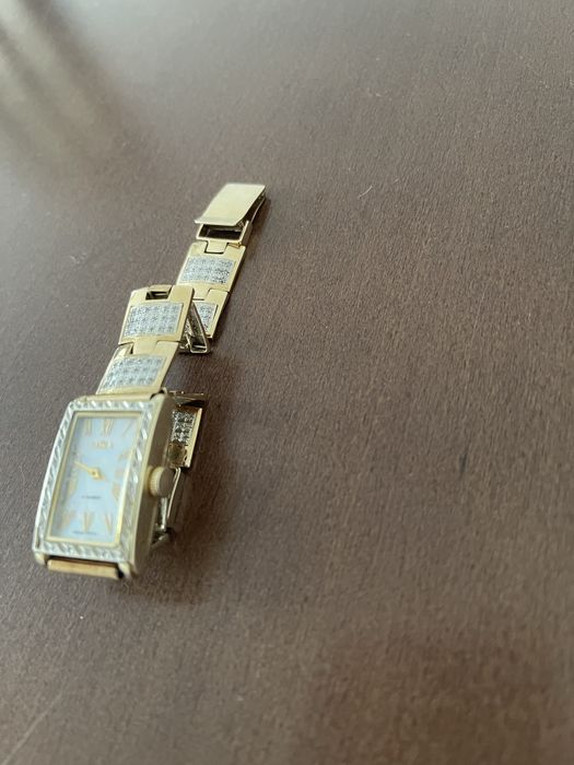 Часы золотые продам.