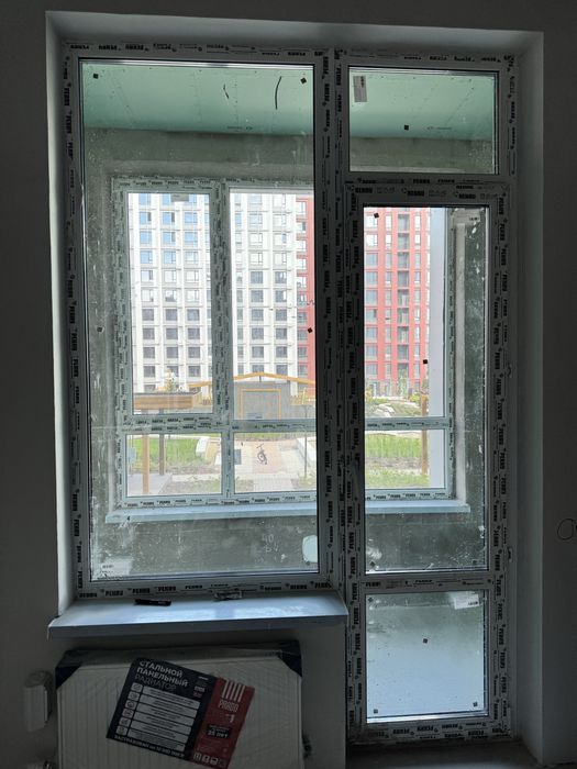 Пластик Окно балкон с рамой. Премиальный бренд rehau