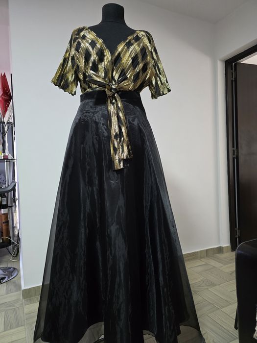 Fusta ampla lunga din tull, model superb, prezintă captuseala