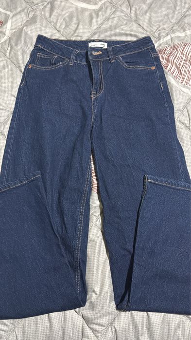 Различни чифтове дънки(всички отговарят на 34 размер)