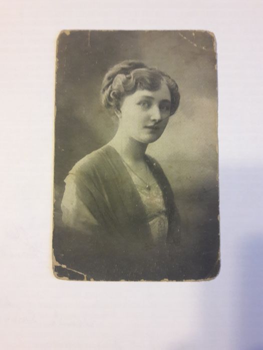 Стари снимки и стъклена гарафа