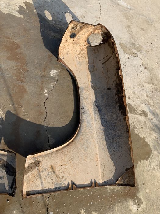 Запчасти на газ 21 Волгу крыло передние