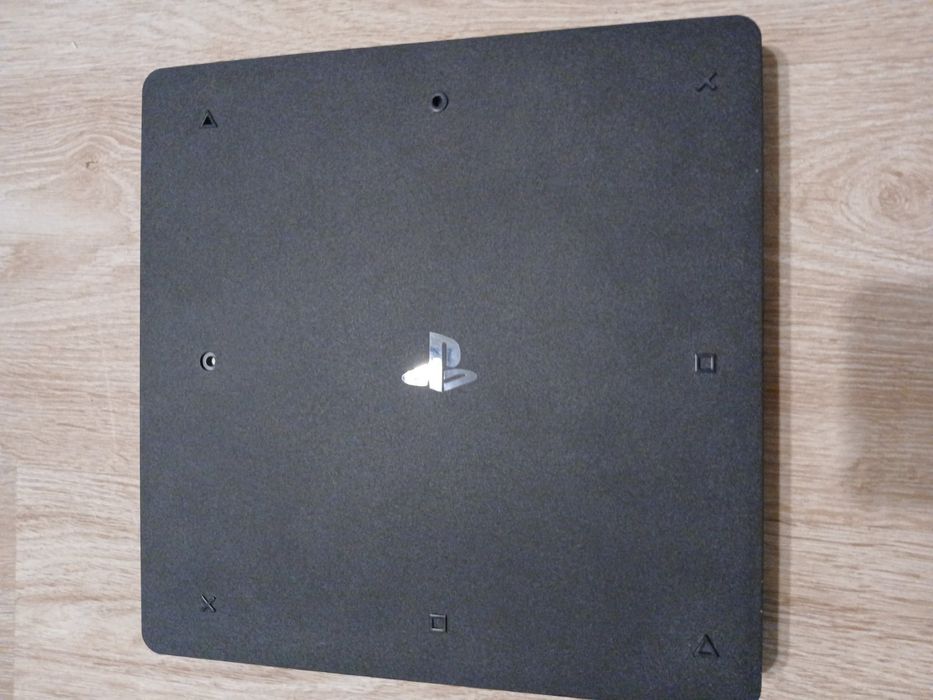 Продавам ps4 slim 1tb. В много добро състояние.