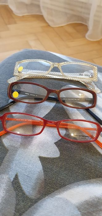 Rame de vedere de firma și ochelari de soare de firma .