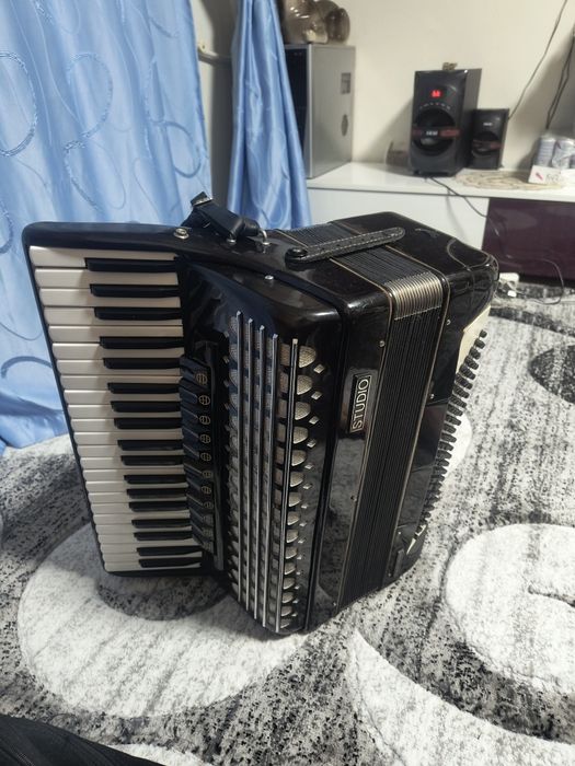 Vând acordeon 120 basi