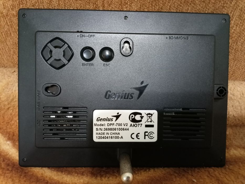 Продаю фоторамку Genius.