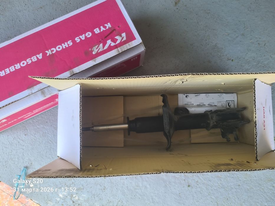 Передние амортизаторы KYB Gentra б/у.