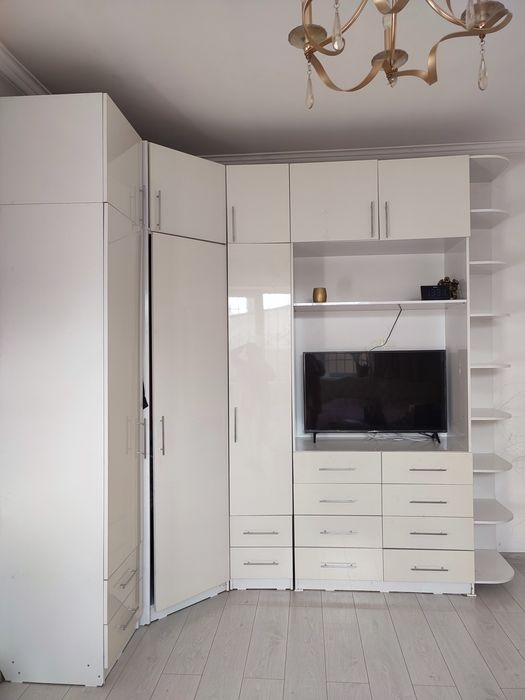 Продам шкаф 2.7 высота