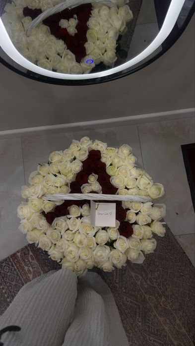 Цветы Розы белые и красные