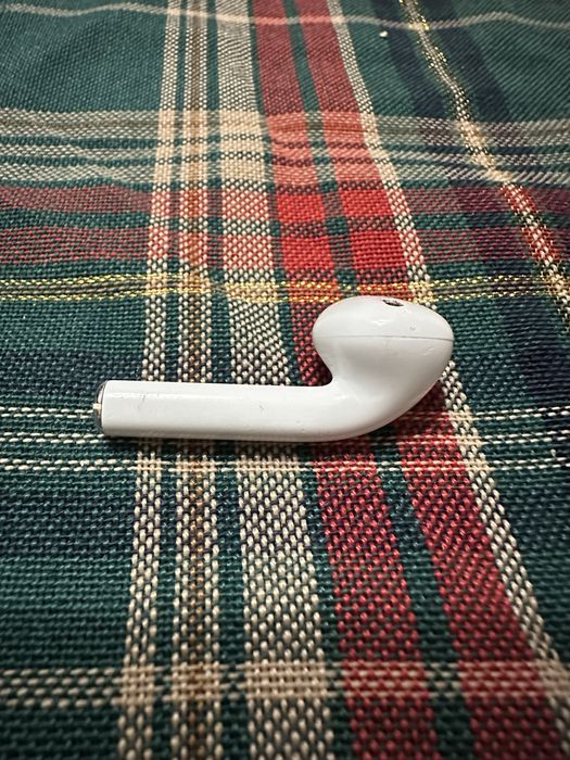 AirPods - 1 слушалка