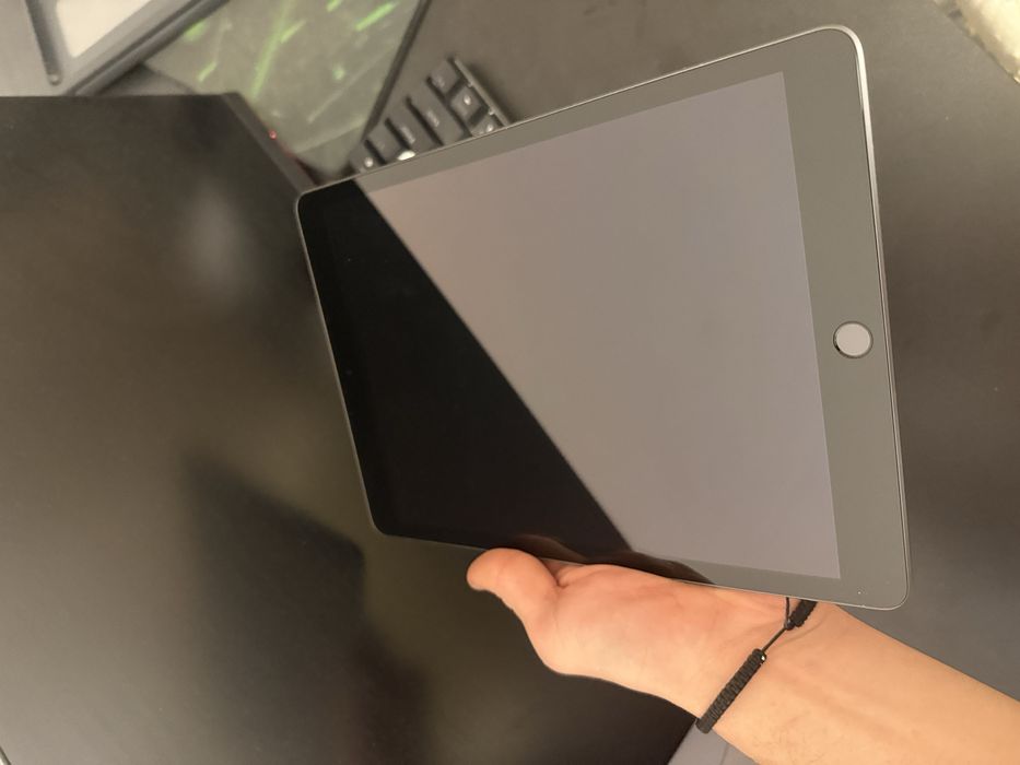 Ipad generiatia a 9-a cu dimensiunea de 10.2 inch