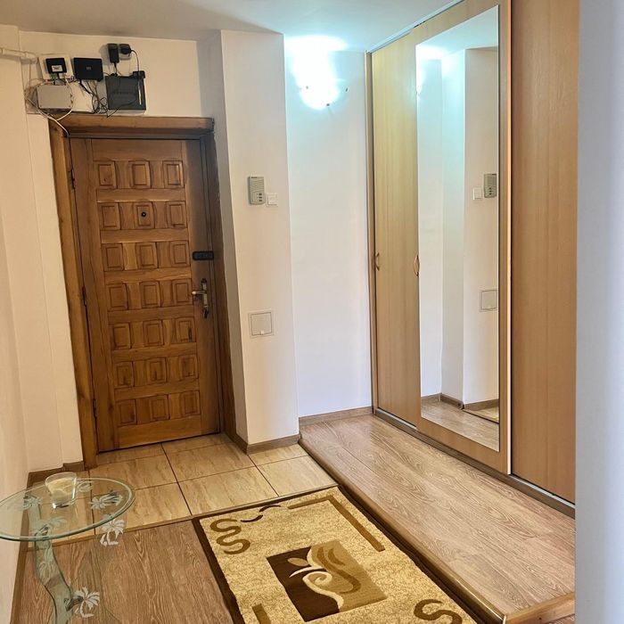 Închiriez apartament  3 camere, strada Victoriei lângă Shopping City T