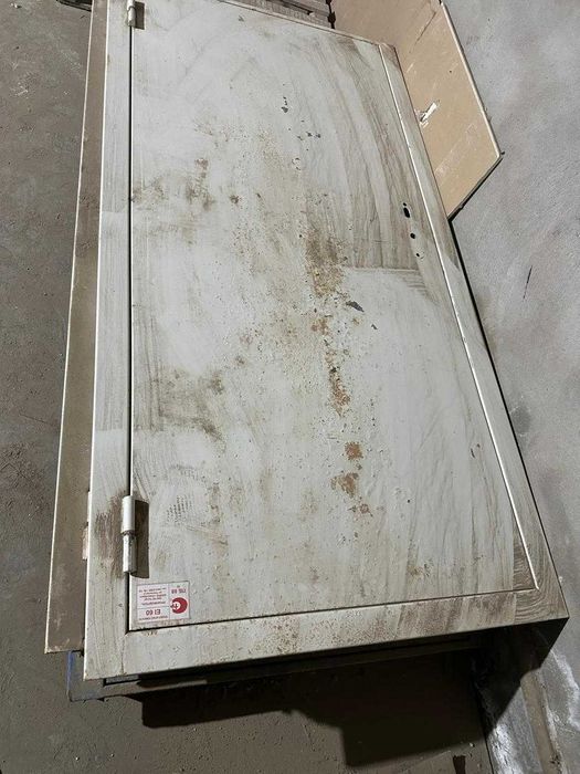 Дверь металлический огнеупорный.