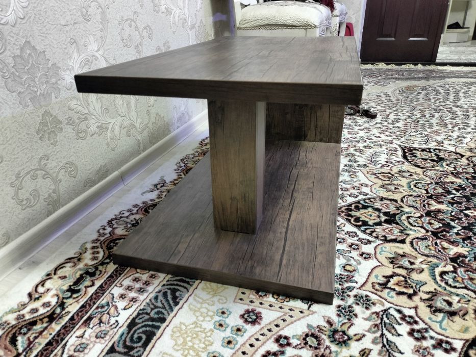 журнальный столик  б/у размеры ширина 50 длинна 90 высота 44см.