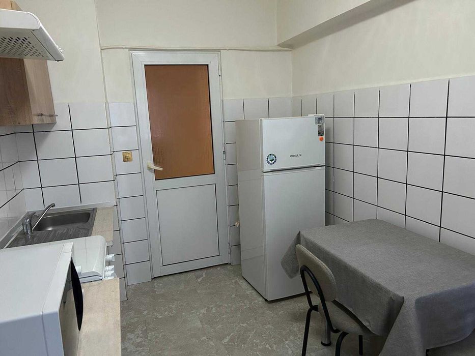 Inchiriere apartament 2 camere, decomandat, Campina, ultracentral, izolat termic, et.2 din 4, zona linistita, recent modernizat, utilat electrocasnice