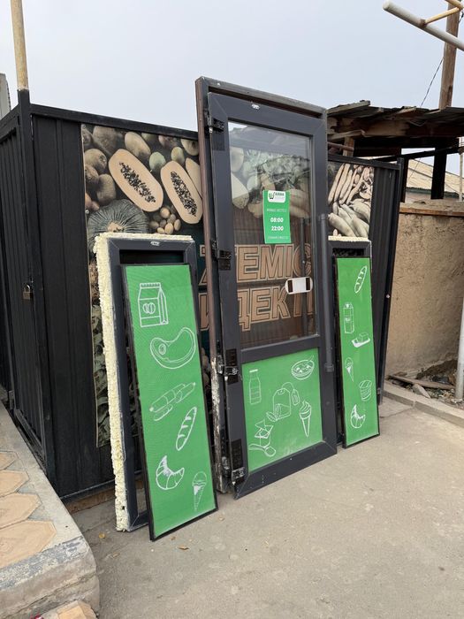 Продам пластиковый дверь с окнами