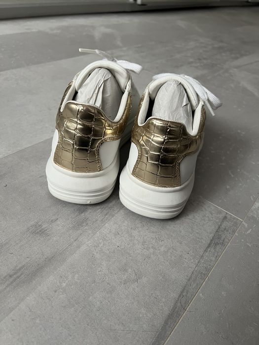 Adidasi"Guess"damă,din piele,nr.39,originali