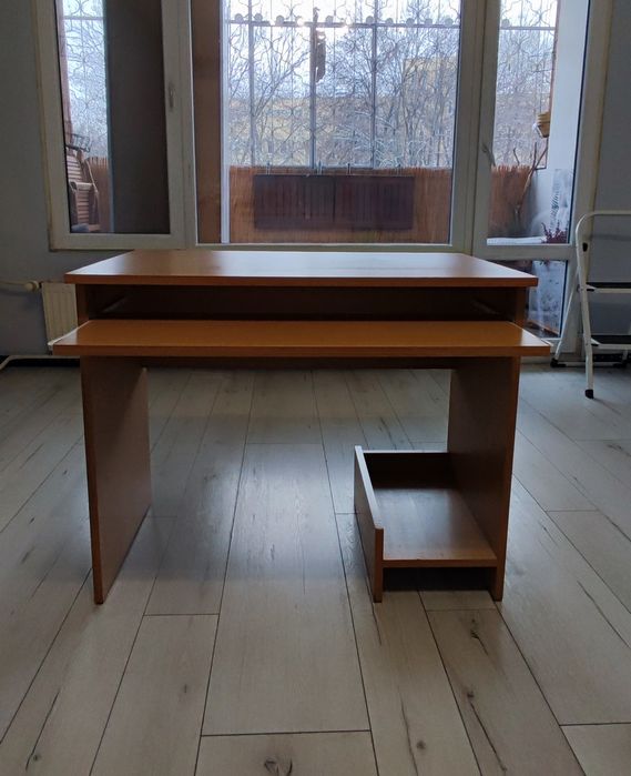 Продавам 2 ученически бюра