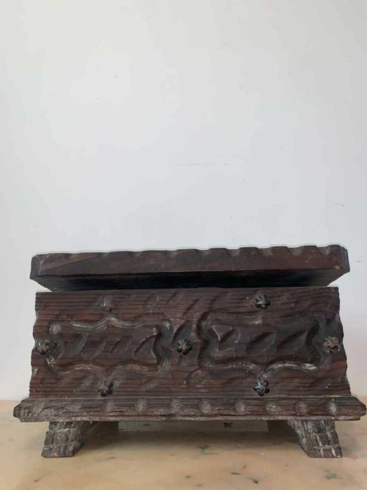 Mini cufar din lemn masiv sculptat manual