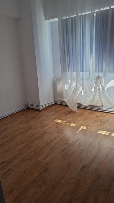 Inchiriez apartament 4 camere Centru Targoviste Mobilat  !