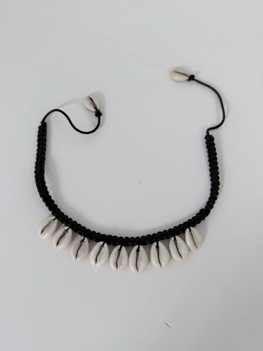 Чокер из ракушек каури