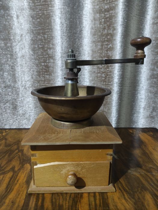 Қўл тегирмон сотилади