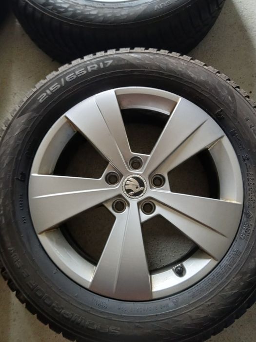 Se vinde jante aliaj R17 , 5x112 originale Skoda  cu anvelope de iarnă M+S 215/65/R17 NOKIAN DOT 21.2023 stare ca Noi