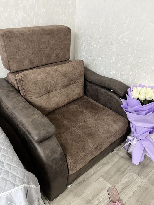 Продам углавой диван с креслом