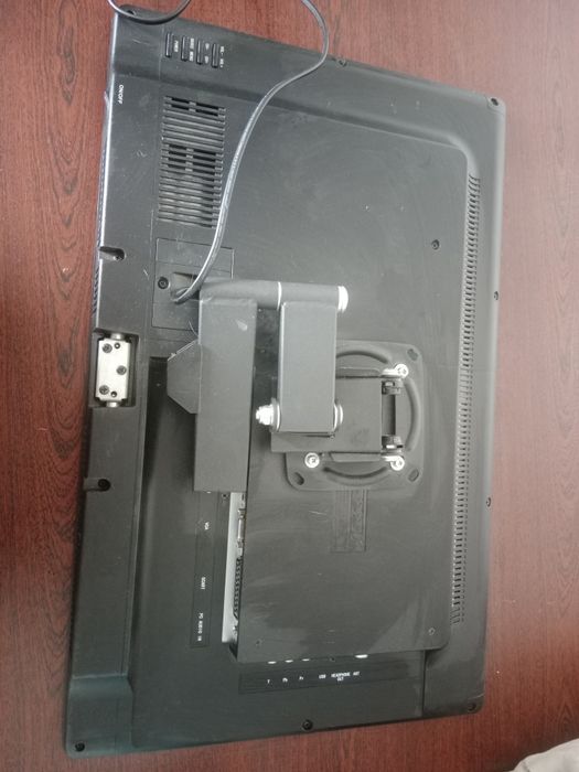 Телевизор Supra  с кронштейном