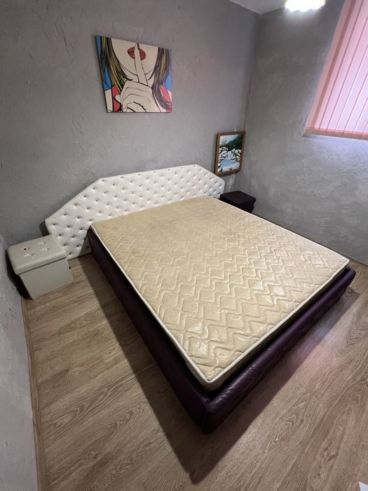 Спалня кожена(175х200 см) с голяма табла и матрак + подарък 2 бр. табуретки-кубчета