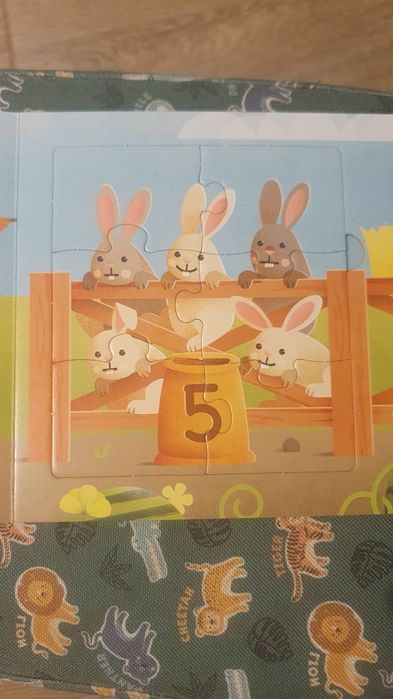 Carte bebelusi cartonata cu 5 puzzle-uri integrate