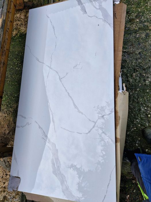 Фаянсови плочки бели с сиви сенки