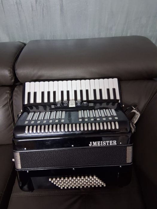 Vând acordeon J.MEISTER