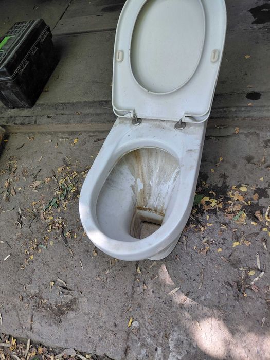 Продам унитаз с бачком